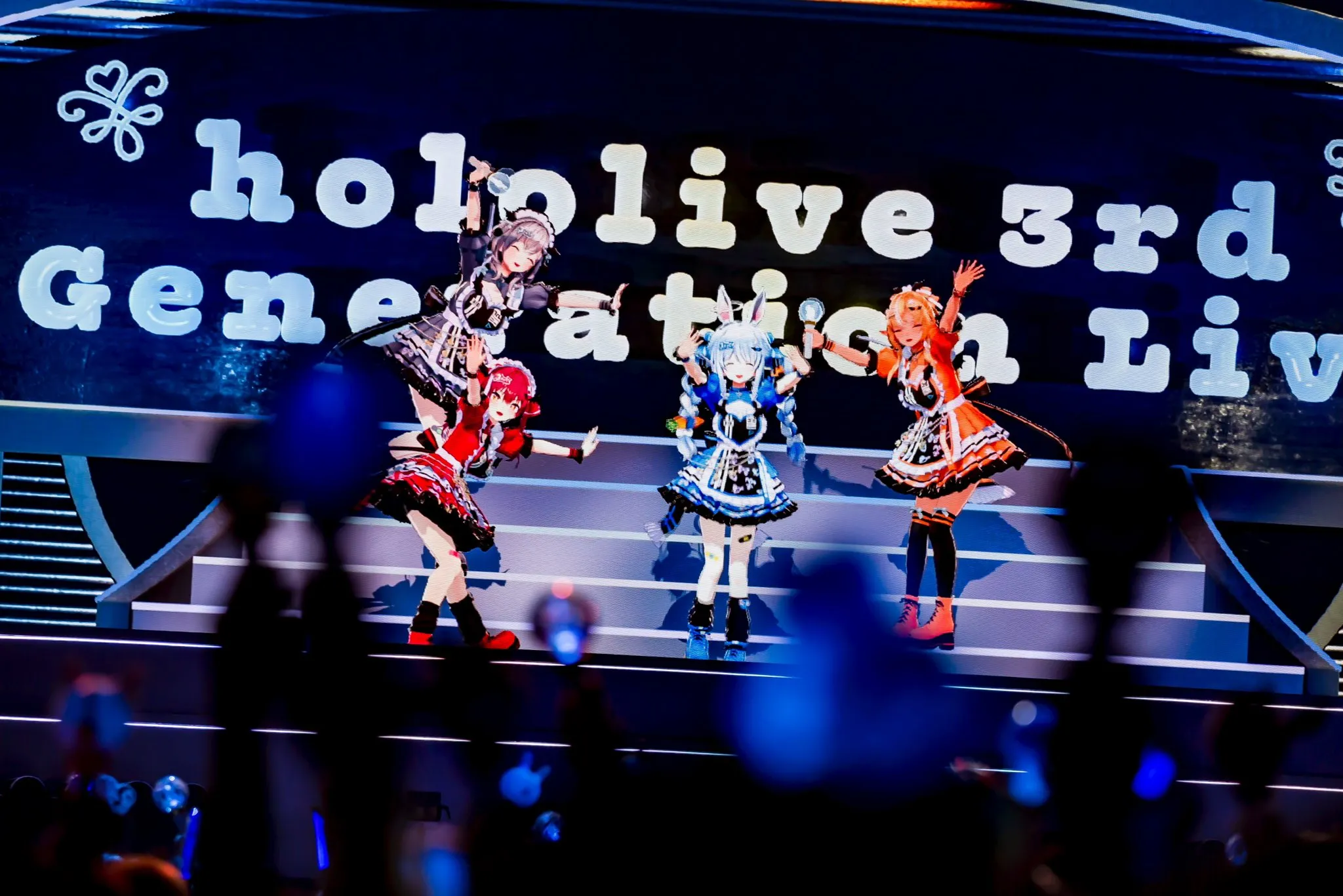 きゅるるん大作戦 ライブ会場での4人パフォーマンス。客席からの撮影。