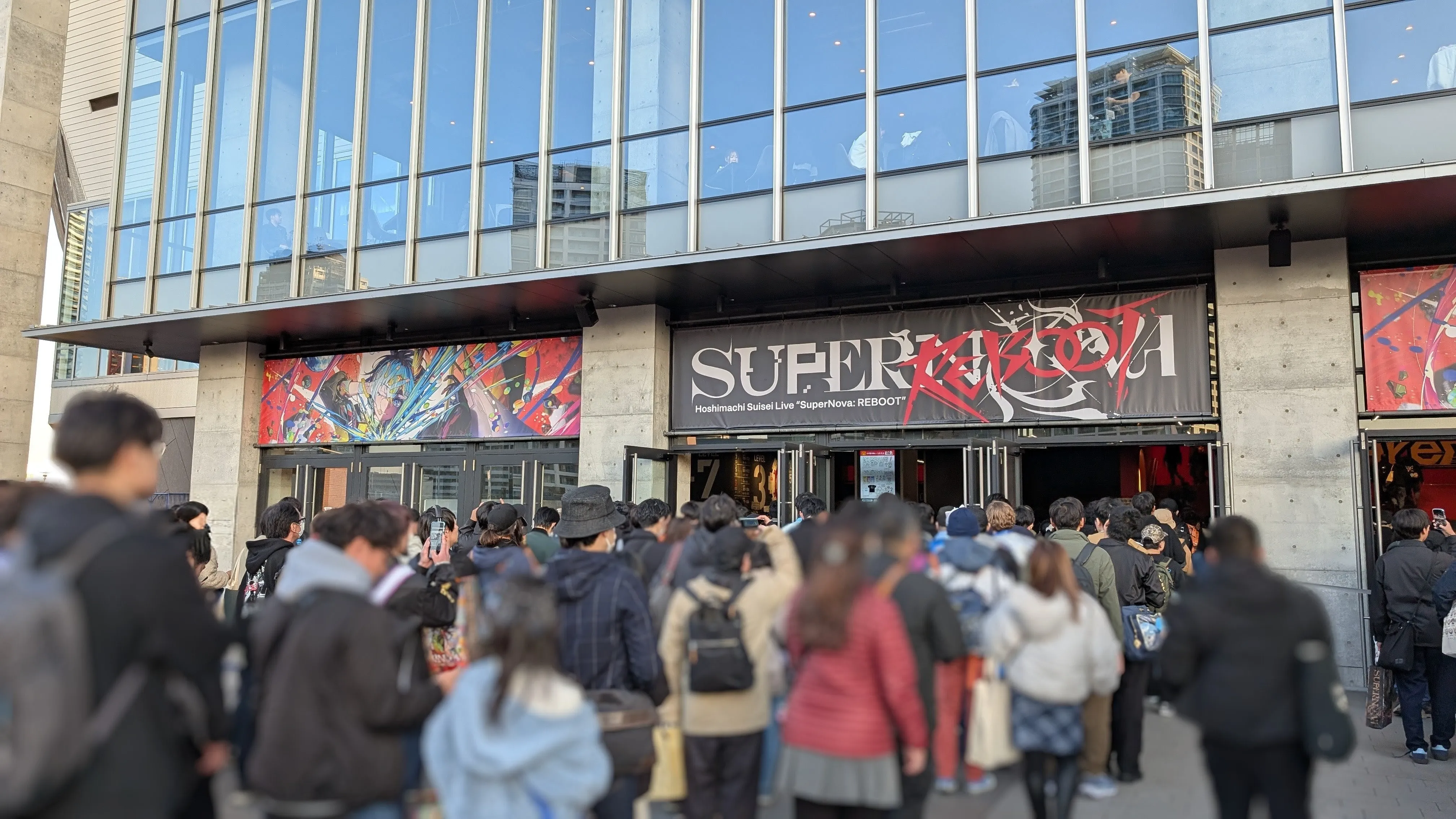ライブ会場外観。SUPERNOVA の看板と入場を待つ観客