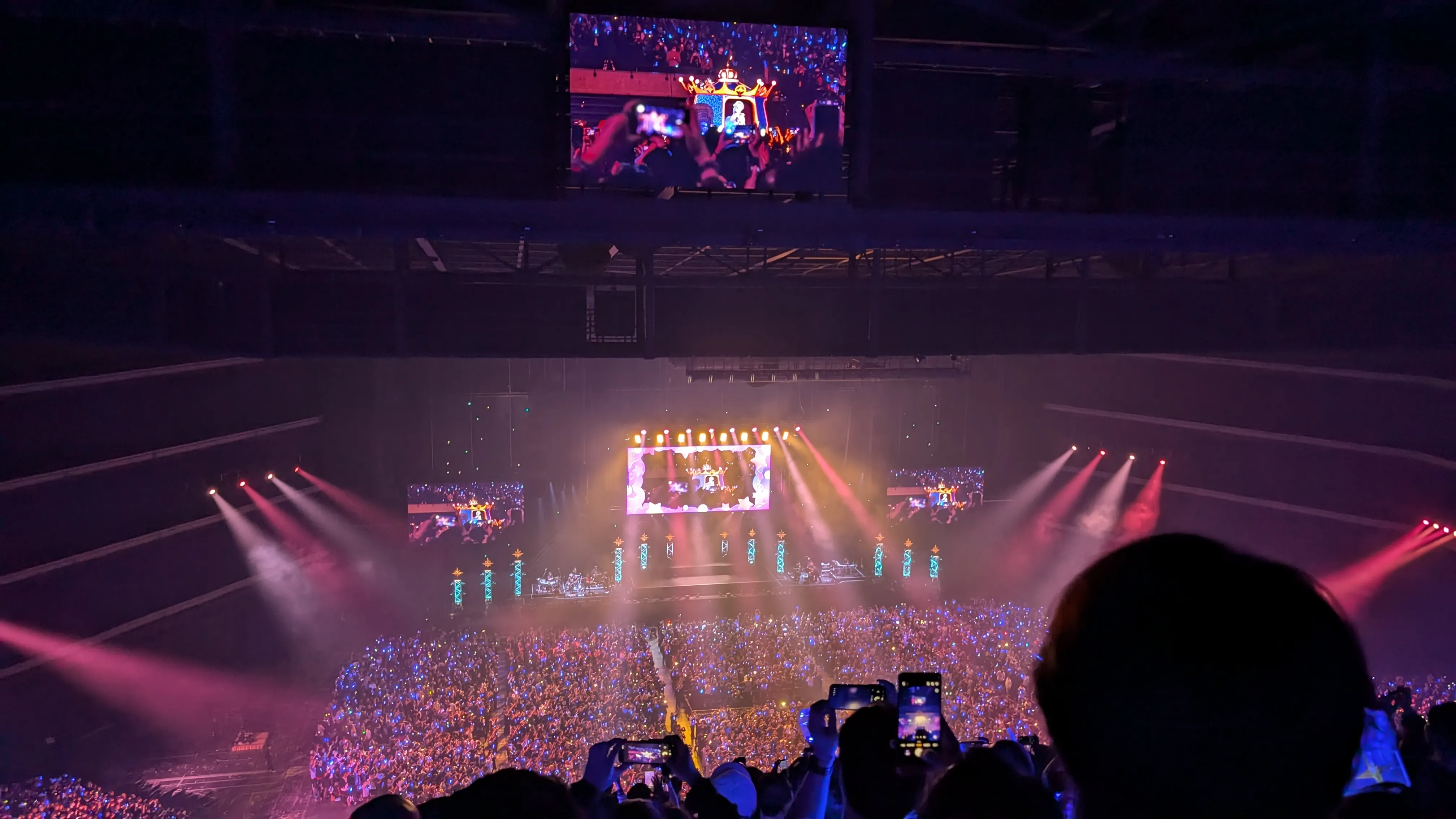 ライブ会場内のステージ全景とスポットライト演出