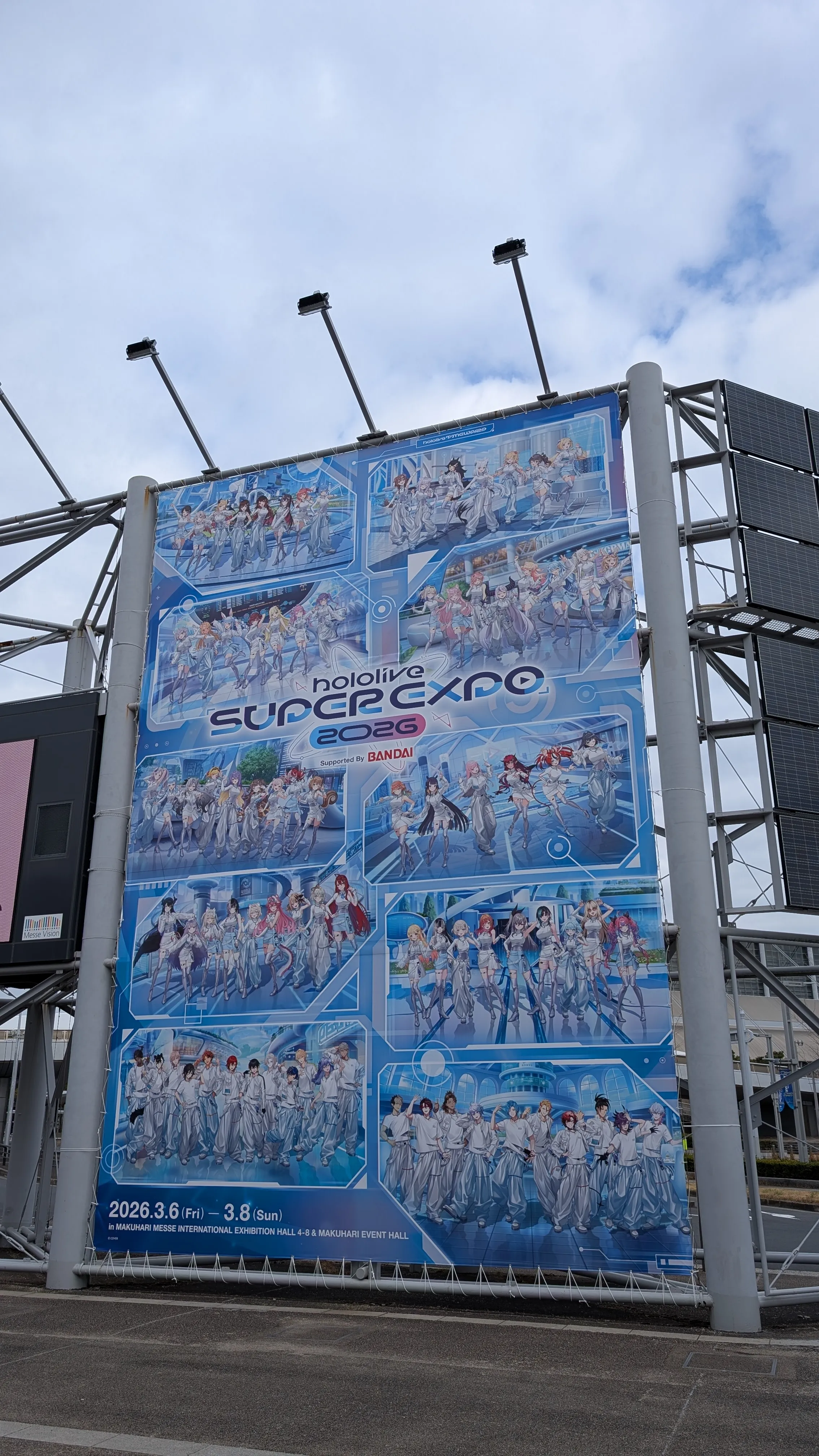 会場外の hololive SuperEXPO 2026 大型看板