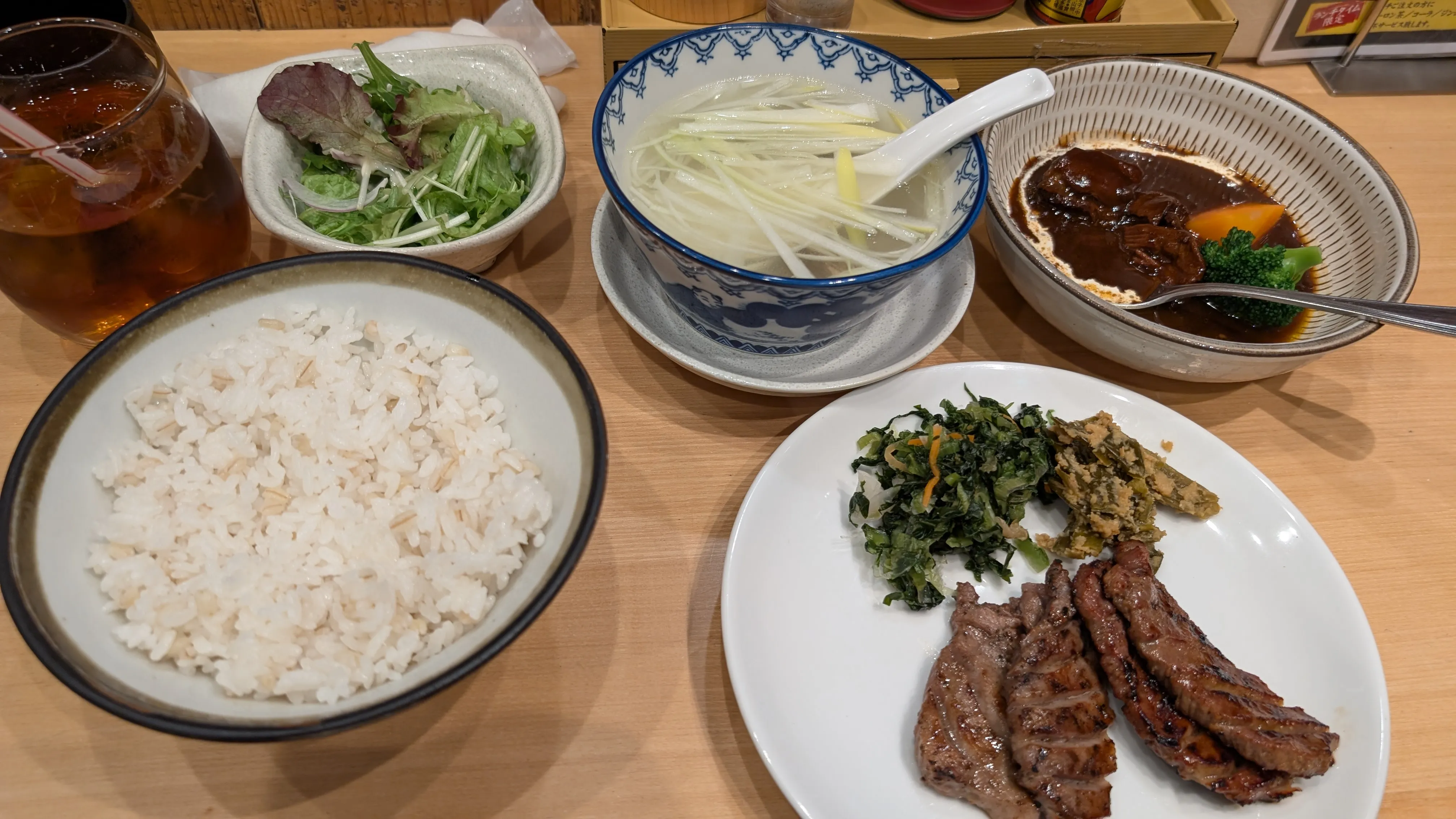 牛タン定食（牛タン・テールスープ・ご飯・サラダ・小鉢）